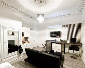 Erin Court Mansion - Rm 11 - Croydon - Living room