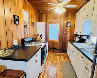 Bone Lake Cabin Retreat - 럭 - 주방