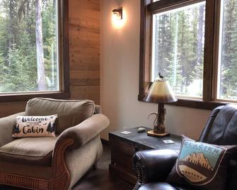 Perfect location between West and East Glacier Park entrances and next to river! - Essex - Living room