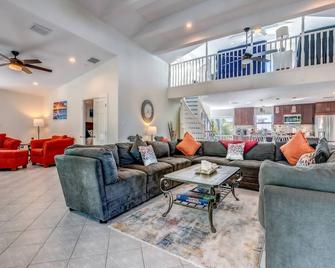 La Brisa: Discover Paradise, Exquisite Canal Front Home on Little Torch Key, Dockage & Dog-Friendly! - Little Torch Key - Вітальня