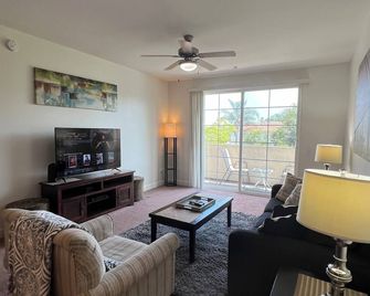 1+1 Spacious Unit Located At: san Fernando Valley-Csun-North Hills van Nuys-Noho - Los Angeles - Living room