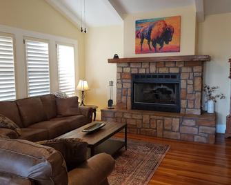 The Tonkawa Homestead at Caprock Canyons - Quitaque - Living room