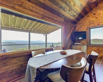 Dreamy Penrose Cabin with Panoramic Mountain Views - Penrose - Dining room