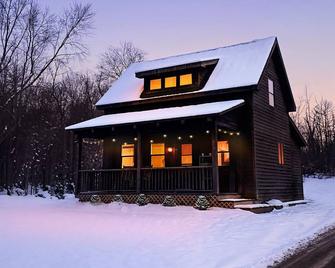 Cozy Catskill Cabin w/ 10-minute Walk to Downtown Catskill - Catskill - Building