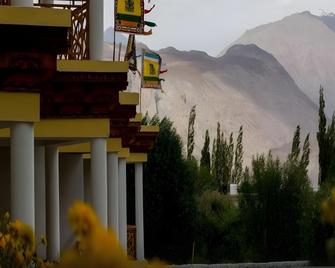 Hotel Karma Inn - Hundar - Building