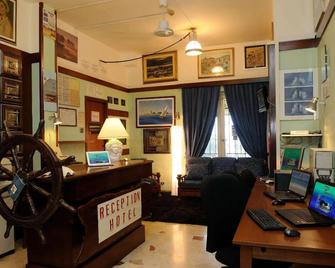 Hotel Puntabella - Varazze - Front desk