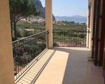 Villa Aileen In A Subtropical Garden Near The Most Beautiful Beach In Italy - Macari - Balcón