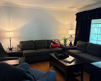 Cozy & Stylish 3 Bedroom Black and White Cottage. Perfect for Families & Groups! - Fort Payne - Obývací pokoj