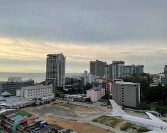 Pattaya Discovery Beach Hotel - פאטאיה - מסעדה