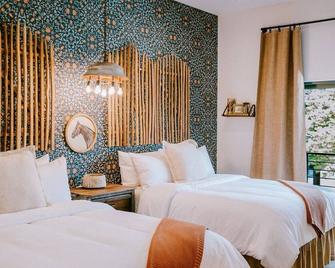 Gaines Ranch on the Square | The Corral Suite | 2 Queens | Downtown Wimberley - Wimberley - Schlafzimmer