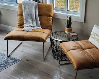Gray Haven: Lake View Patio, Hot Tub, 1 min to beach! - Grand Bend - Living room