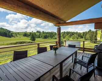 Log cabin with 25 m2 terrace and unobstructed view - La Pesse - Balcón