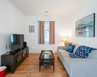 Bungalow by the Beach - Crystal Beach - Living room