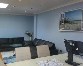 Exciting 4 Bedroom Bungalow in Greater London Sleeps 6 - Hornchurch - Living room