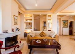 Verga Majestic Sunsets - Elegant & Secluded Retreat - Kalamata - Living room