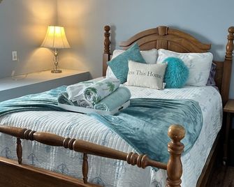 Entire Space, 2 private bath! 2bdrm-Apt in guest barn complex. Private entry! - Albany - Bedroom