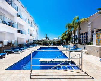 Toboso Apar - Turis - Nerja - Pileta