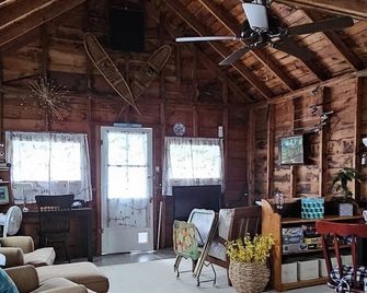 Charming vintage cottage with a 50s vibe just steps away from Cedar Lake! - North Ferrisburgh - Living room
