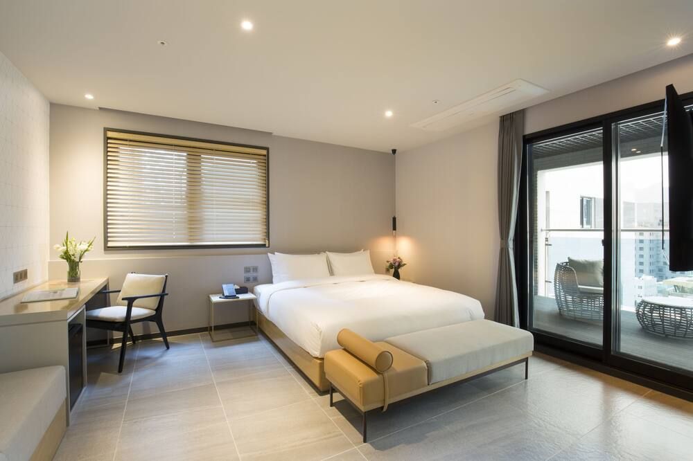 Nampo Hound Hotel Premier