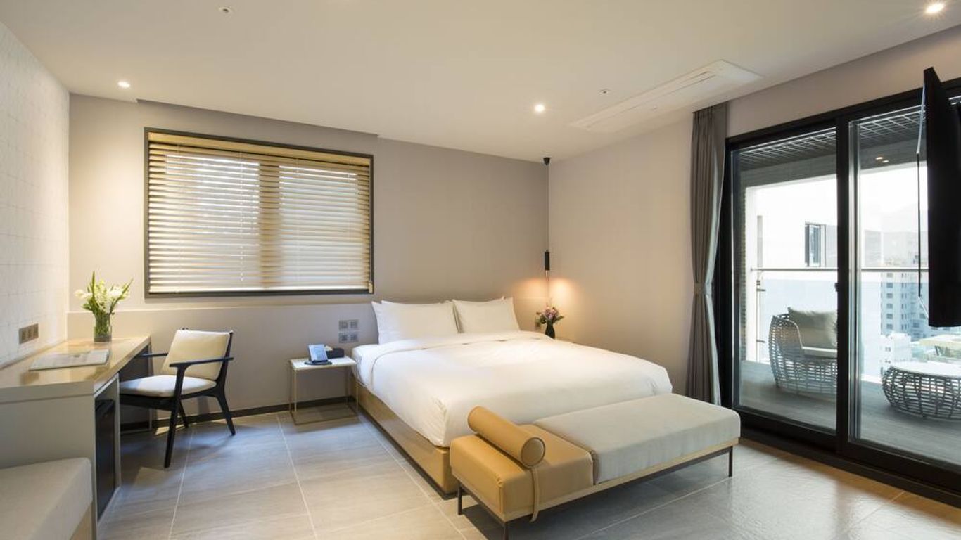 Nampo Hound Hotel Premier