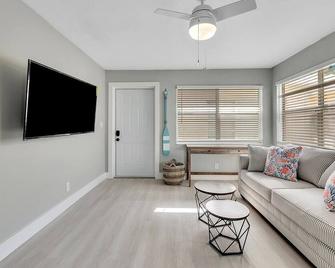 Modern Apt Near Beach Views & Wi-fi - Hollywood - Living room