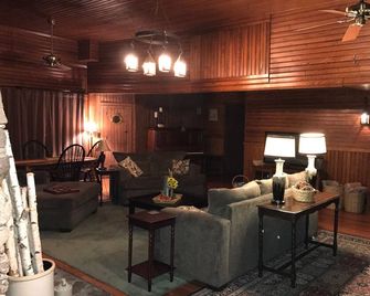 Charming 1840 Farmhouse ~ Magical Retreat ~ Sleeps 14 - Amherst - Huiskamer