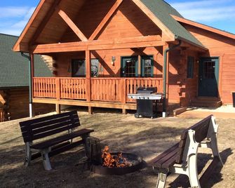 Cozy Villa next to Jellystone - 3 Bears Lodge Water Parks - 3 bedrooms - Warrens - Patio