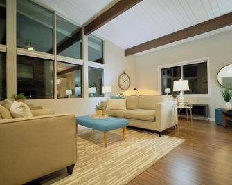 Capitol View Hot Tub Sleeps 10! - Tumwater - Living room