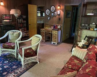 Majestic River Front Cabin (w/ 2 bedroom guest cottage) - Redway - Sala de estar