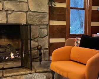 Cozy Shenandoah Cabin Mountian Escape w/ Private Hottub, Loft, & Fireplace - Linden - Living room
