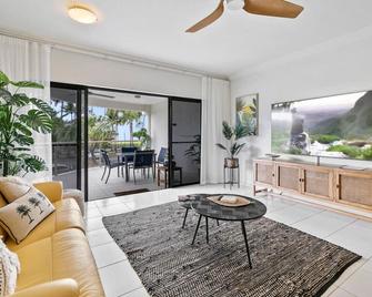 Elegant 3BR Cairns Esplanade Apartment with Pool - Cairns North - Living room