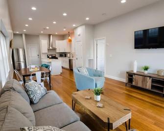 Jennifers Penthouse Panoramic City View Apartment with Deck - Providence - Living room