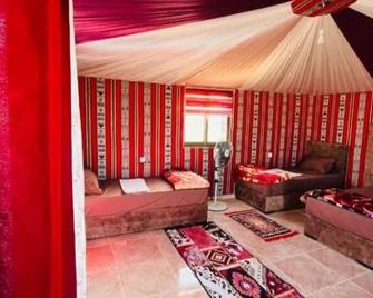 Traditions of Wadi Rum camp & jeep tour - Valle de la Luna - Sala de estar