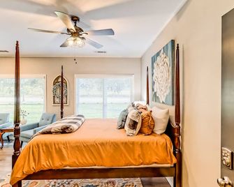 Downtown Helen suite with flatscreen TV, WiFi, and central AC - Helen - Habitación