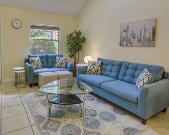 4 Mi to Dtwn Pet-Friendly Abode in Tallahassee! - Tallahassee - Living room