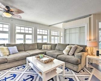 Lakeside, New Large Dock & Mooring Ball. On beautiful Lake Charlevoix - East Jordan - Sala de estar