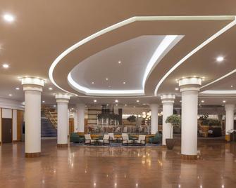 Hilton Paris Charles de Gaulle Airport - Roissy-en-France - Lobby