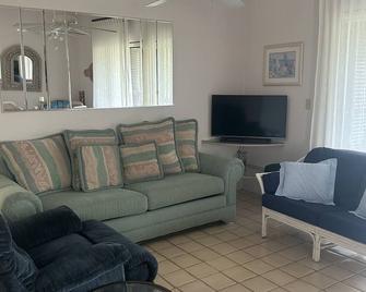 Damiana Suite is located between downtown San José del Cabo and the beach! - San José del Cabo - Living room