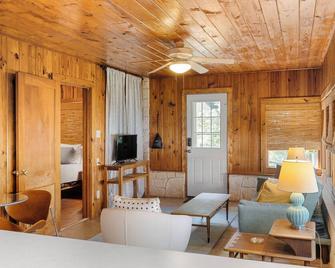 Waterlily Serenity - 2 Bedroom-Creekside - Wimberley - Sala de estar