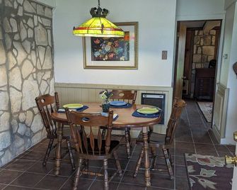 Delighted Inn! Welcome to 7 acres of beauty on the Guadalupe River! - Kerrville - Dining room