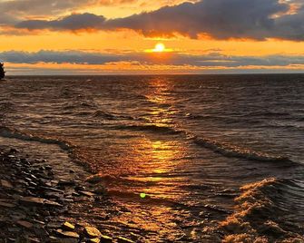 Lakefront Escape Fire Pit, Pets & Scenic Views - Sturgeon Bay