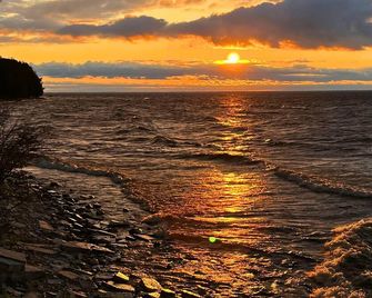 Lakefront Escape Fire Pit, Pets & Scenic Views - Sturgeon Bay