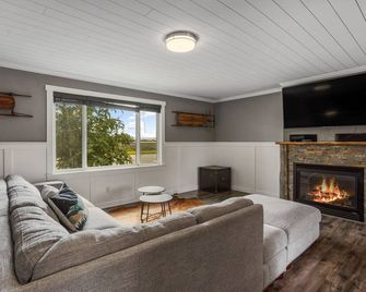 Welcome to Bozeman Haus! A comfortable 4 Bedroom House that sleeps 8 people. - Bozeman - Wohnzimmer