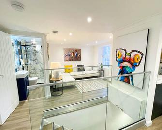 Stunning Loft Apartment South Queensferry High St Bridge Views! - South Queensferry - Living room