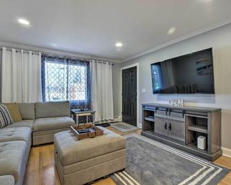 Modern Middletown Retreat, Minutes to Downtown! - Middletown - Living room