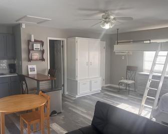 Relax by the Gulf Coast, just 8 mins from Gulfport Beach - Long Beach - Living room
