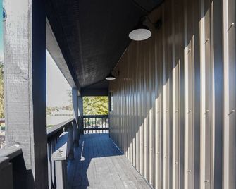 Modern Barndominuim on Peaceful 100 Acre Ranch - Klamath Falls - Balcony