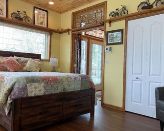 Tiffany's Premier Studio Vacation Rental Downtown Mackinaw City - Mackinaw City - Bedroom