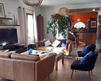 Provencal house near Aix en Provence with bowling pitch and swimming pool. - Venelles - Sala de estar