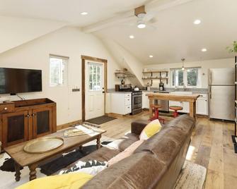 Treetop Haven | D/T Carbondale, Deck, Views - Carbondale - Huiskamer